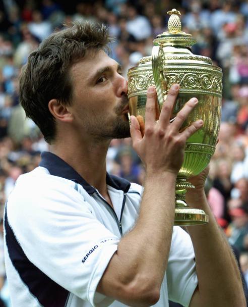 Ivanisevic bacia la coppa di Wimbledon 2001 (Epa)